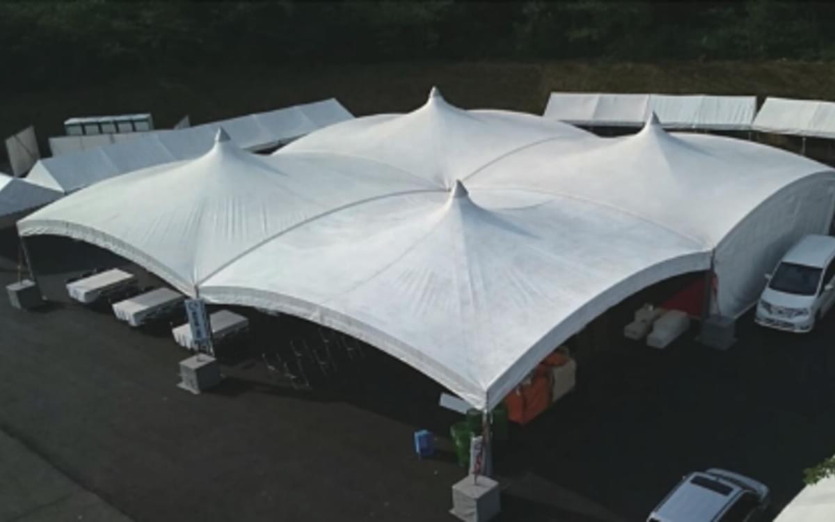 屋外設営にも対応 ― 豊富なテント在庫